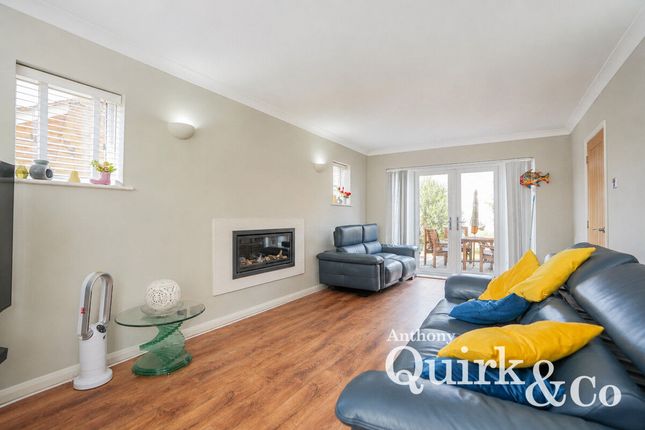 19, Dewyk Road, Canvey Island photo 4