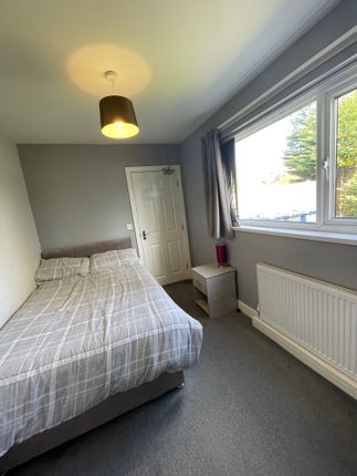 Thumbnail Room to rent in Grangefield Avenue, Room One, New Rossington, Doncaster