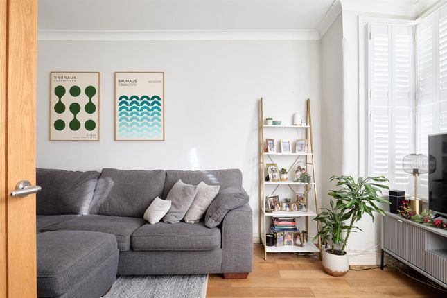 23, Riverview Grove, Chiswick photo 2