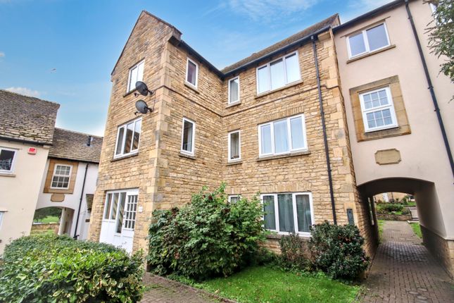 2-bed flat on Warrenne Keep, Stamford, £220,000