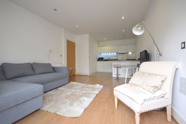 Flat to rent in Coombe Lane, London, Raynes Park