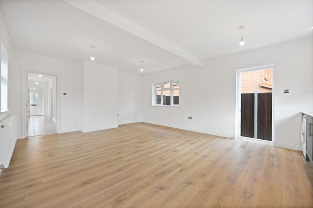 71 Ferrymead Avenue, Greenford photo 3