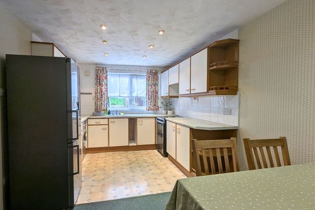 40 Cottingley Green, Leeds photo 3