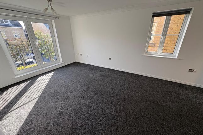 Flat 3, 37, Yateholm Drive, Bradford photo 4
