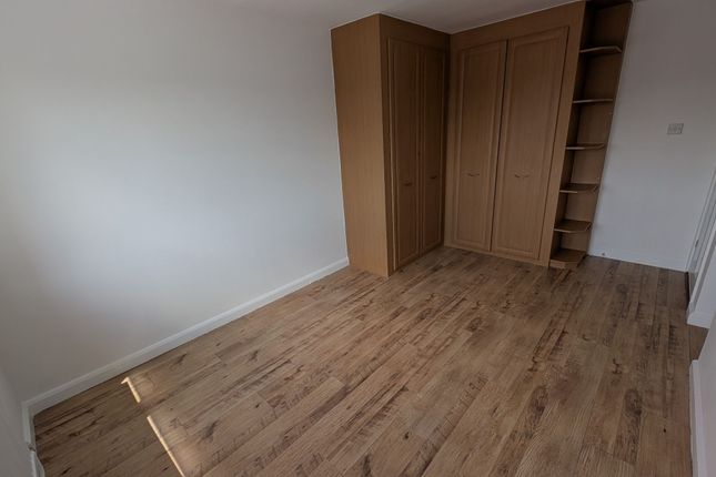 12 St. John Court, Luton photo 5