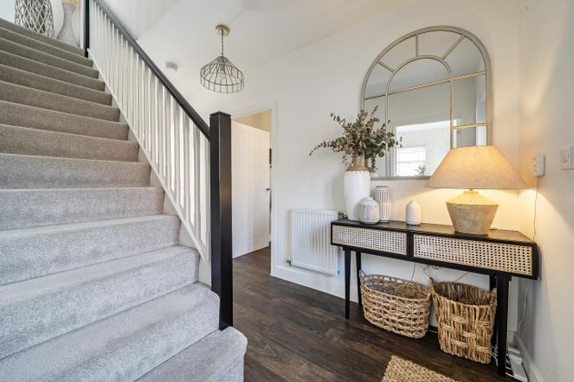 7, Ainsworth Close, Whetstone photo 2
