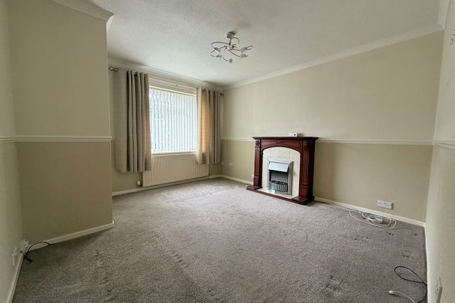 4 Hillside Close, Wakefield photo 2