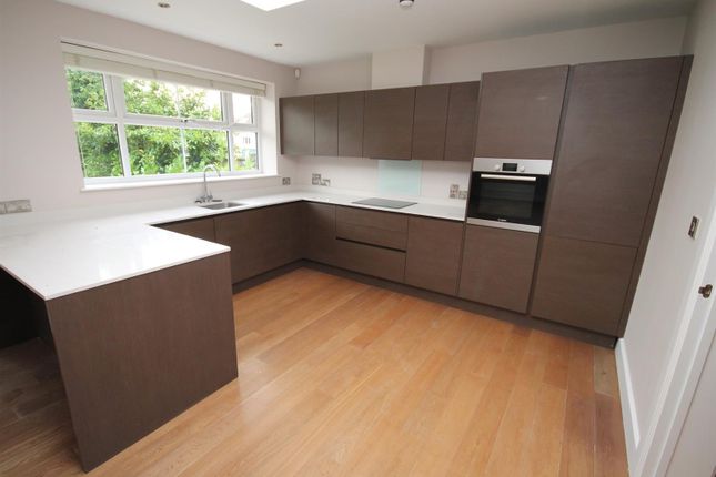 5, Flat, William Court, Chigwell photo 5
