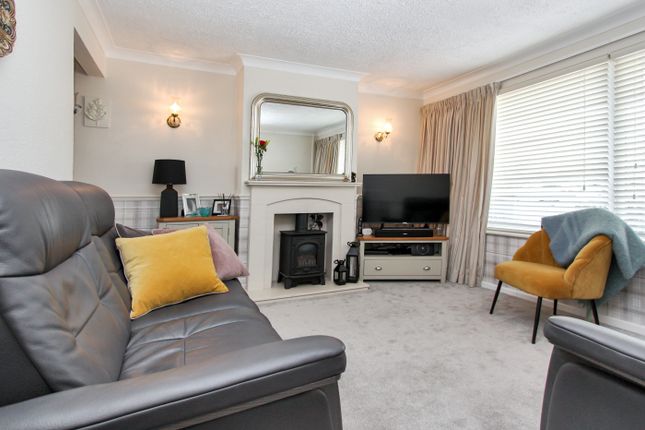 85, Henley Drive, Highworth, Swindon photo 3