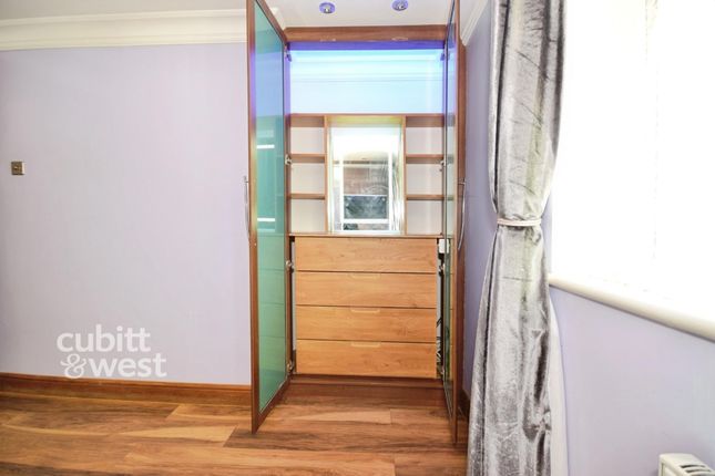 Room 3, 21, Crosspath, Crawley photo 4