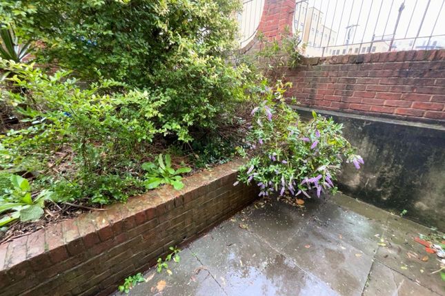 13, Queens Court, Berks photo 4