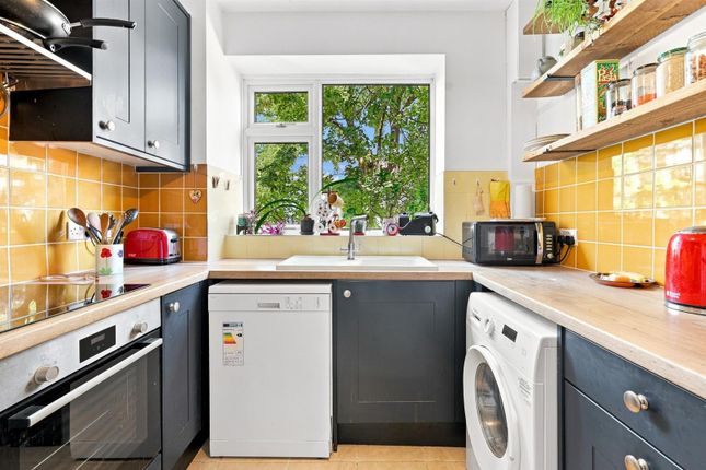 Flat 97, Aubert Court, Avenell Road, London photo 4