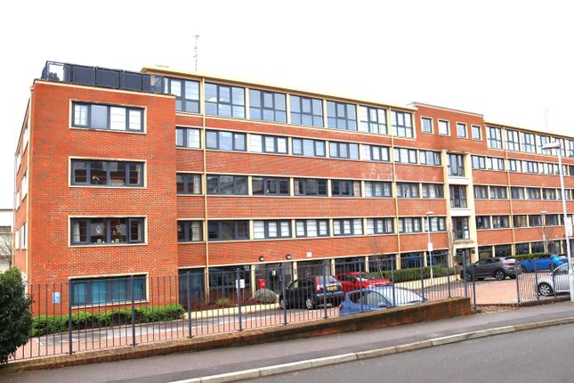 Thumbnail Flat for sale in 43 Wessex Court, Farnborough