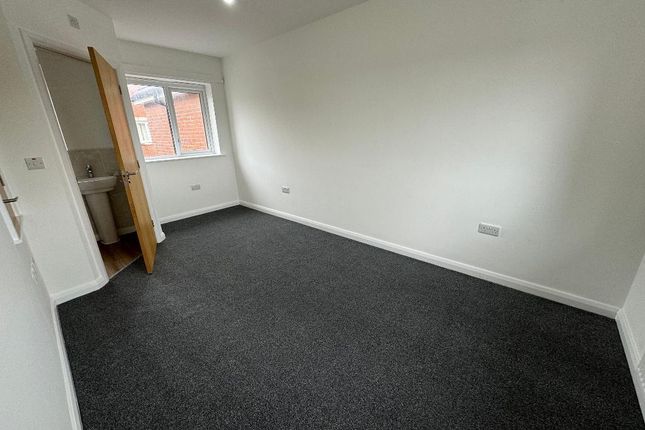 3, Great Lakes Close, Manchester photo 4