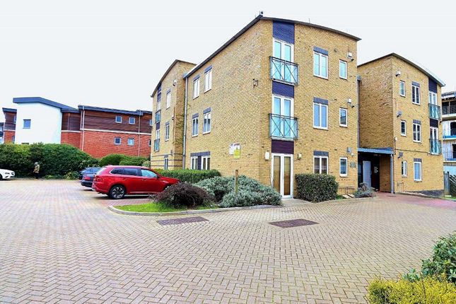Flat to rent in Romside Place, Romford