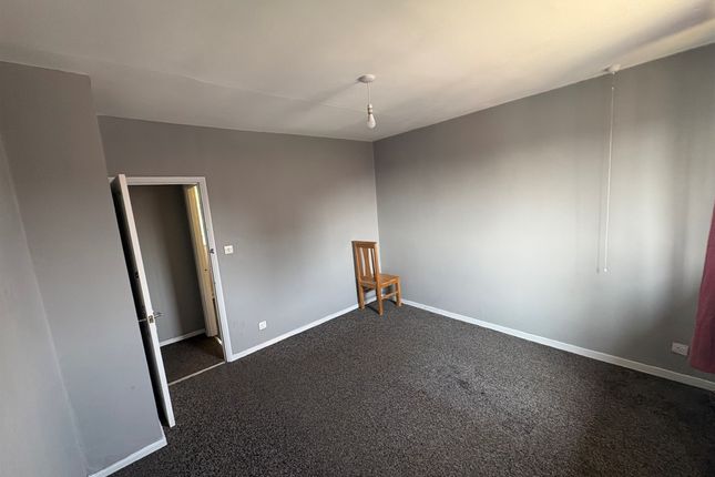 15, Whincover Gardens, Leeds photo 4