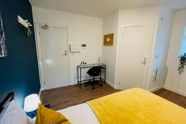Room 4, 12 Glodwick Road, Oldham photo 3