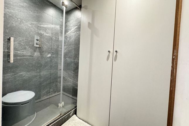 10 Derwent Square, High Peak photo 4