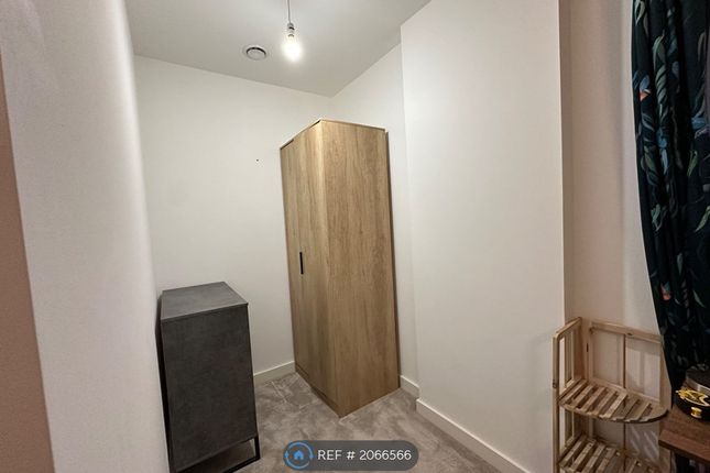 St Pier Court, Thunderer Street, London photo 3