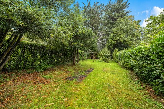 Sunbury,, Clovelly Road, Surrey photo 3