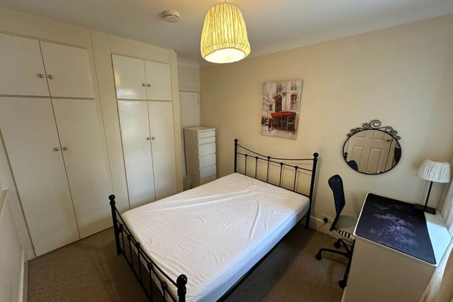 Room to rent in Room 3, 18 Rupert Road, Guildford, 7Ne- No Admin Fees!