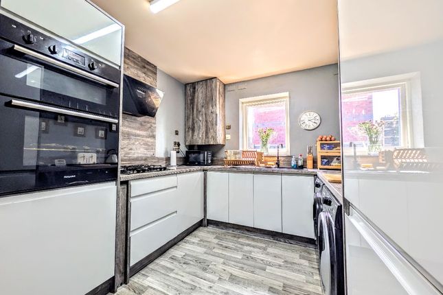 6, Wood Edge Close, Greater Manchester photo 3