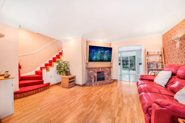 219 Fullers Mead, Harlow photo 4