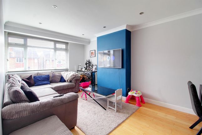 16, Hill Court, Hill Rise, Potters Bar photo 4