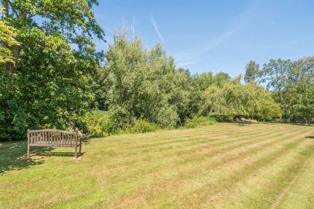 16, The Willows, Surrey photo 3