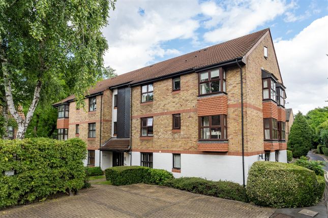 Thumbnail Flat to rent in St. Crispins Close, London