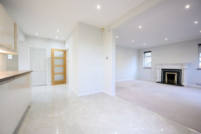 41, Shaldon Way, Walton-on-Thames photo 3