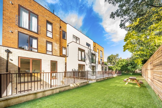 Thumbnail Flat for sale in Hamlet Gate, East Finchley, London