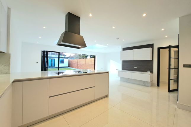 201, Tolworth Rise North, Tolworth photo 4