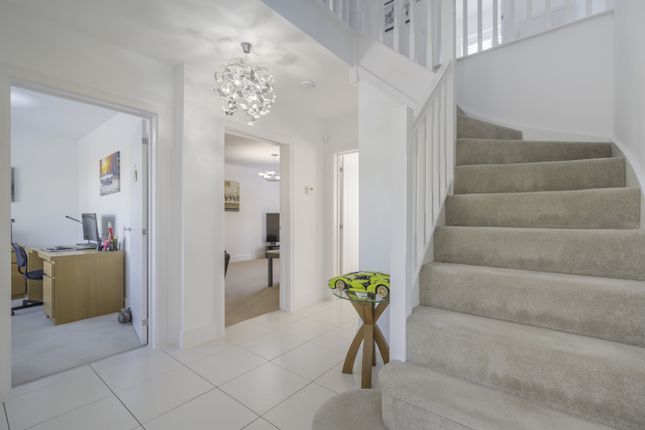 8, Topaz Close, Swindon photo 4
