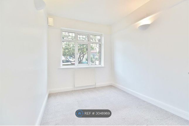 Flat, Kelvin Court Woodlands Grove, Isleworth photo 4