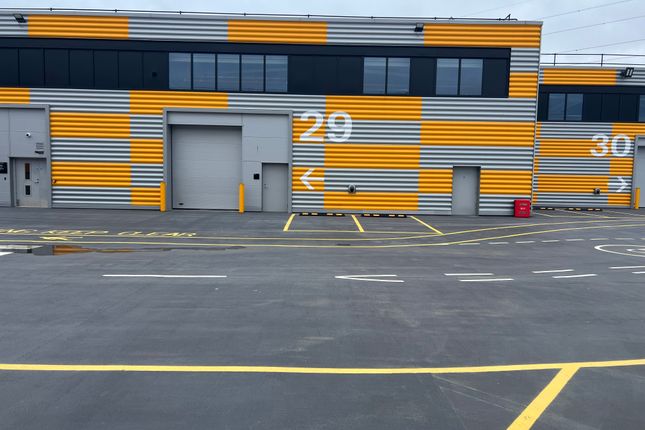 Warehouse to let in Creek Road, Barking