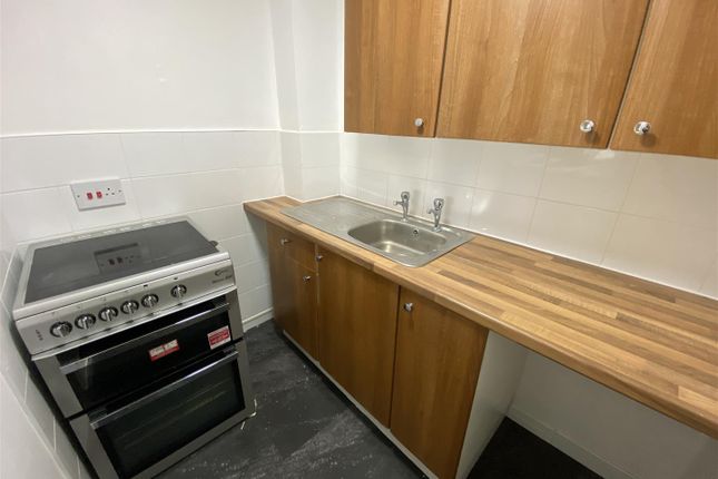 Flat to rent in Salem Place, Northfleet, Gravesend