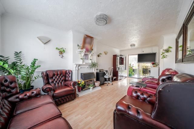 111, Mitcham Road, Camberley photo 4