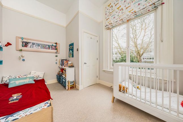 Flat 2, 37, Hartham Road, London photo 4
