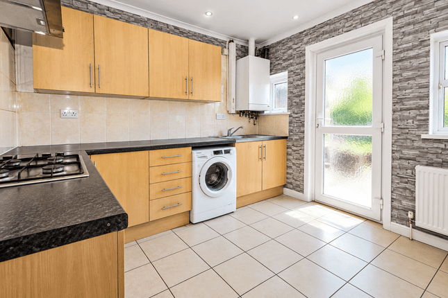 39 Highmead Crescent, Wembley photo 4