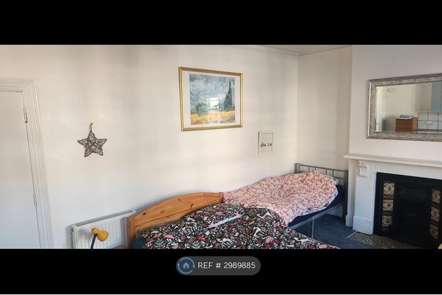 Kestrel Avenue, London photo 5
