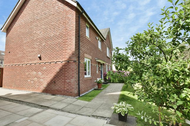 1, Ivynook Close, Altrincham photo 2