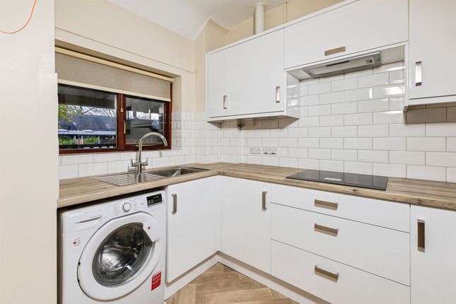 31, Emmbrook Court, Reading photo 2