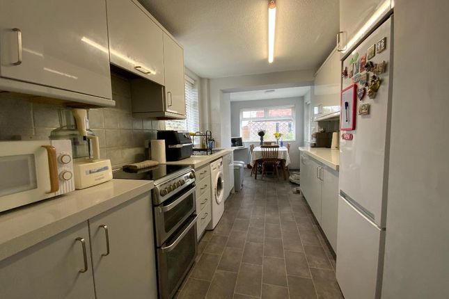 1 Locke Close, South Hornchurch photo 4