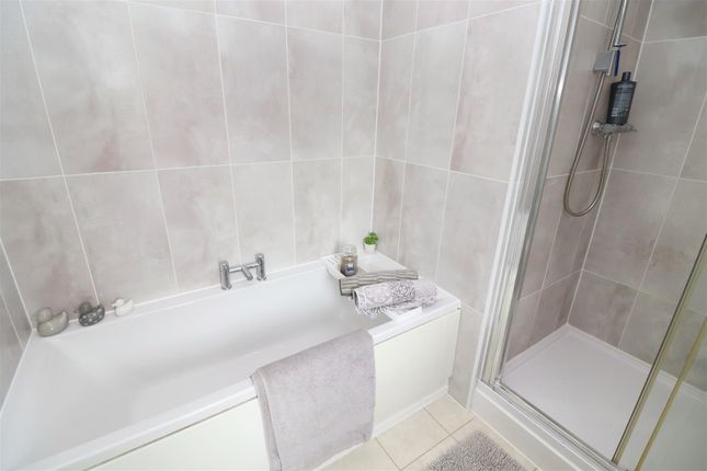 En-Suite Bath / Shower Room / WC