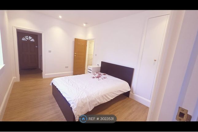Studio flat on Madeira Avenue, Bromley, £1,000/mo