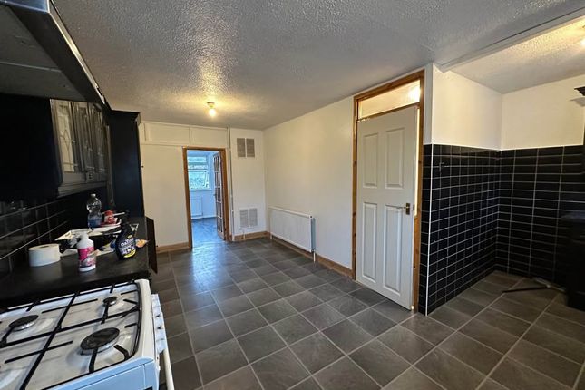 4, Axe Close, Luton photo 3