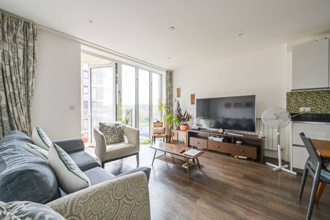 Flat to rent in Compton House, Victory Parade, Woolwich, London