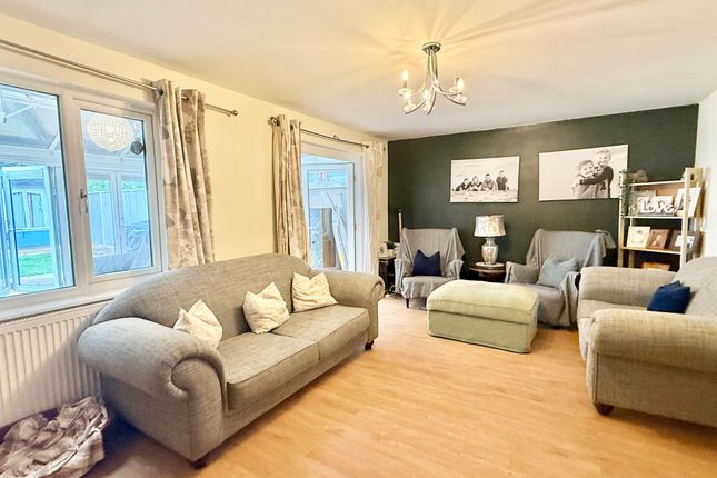 37 Cygnus Gardens, Southampton photo 3