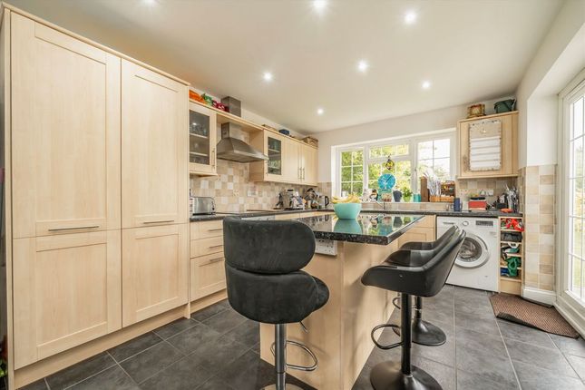 16, Longford Close, Hampton photo 4